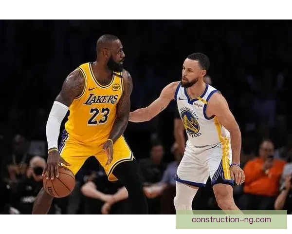 NBA季后赛战况激烈勇士大战湖人詹姆斯与库里再度碰面引发热议